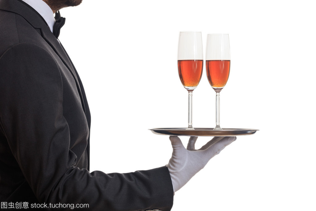 高效与优雅的餐饮服务 托盘上的服务生酒