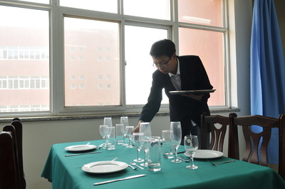 餐饮服务与客房管理实训室 餐饮服务模块的实践探索