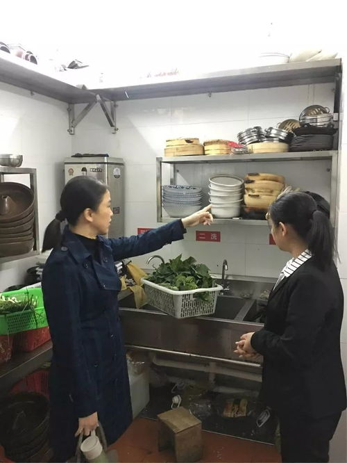 龙华食药监局加强督查春节年夜饭餐饮服务单位，守护市民“舌尖上的安全”